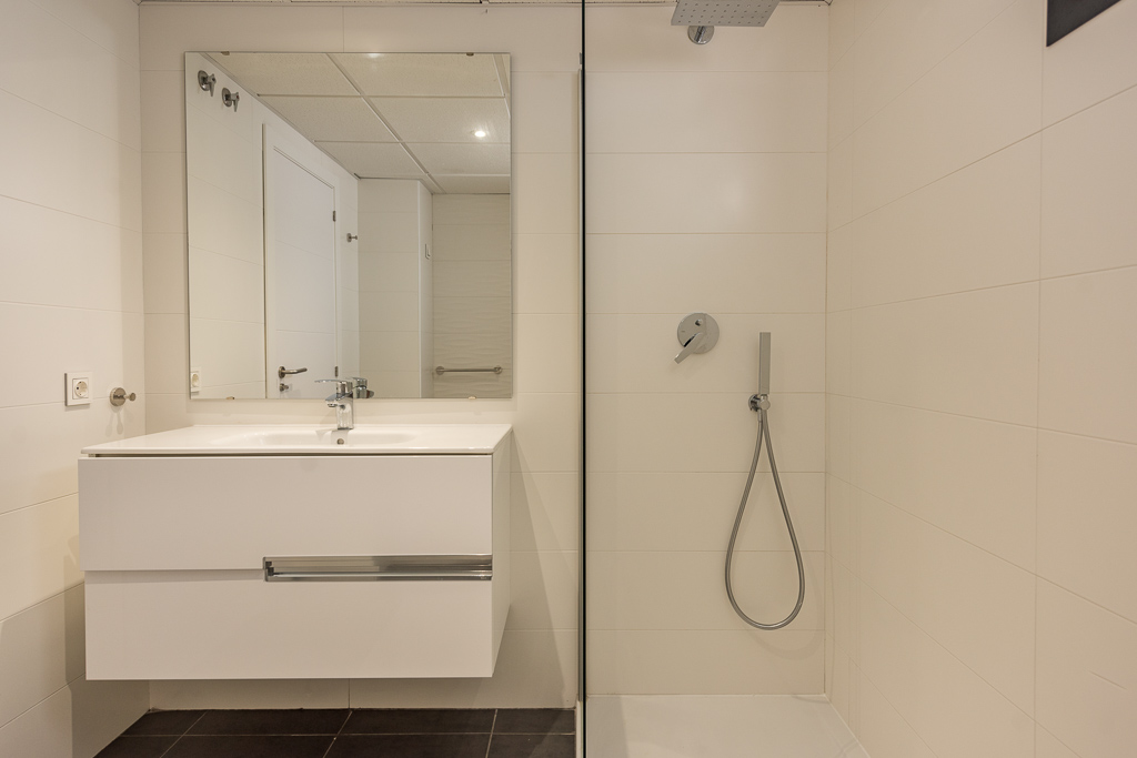 Resa Estates Ibiza te koop appartement Vadella Mar zee zicht badkamer.jpg